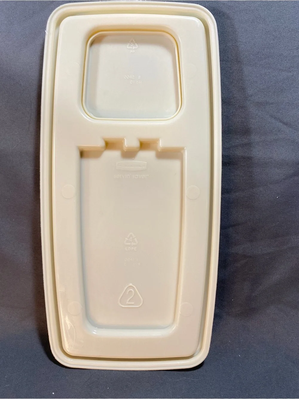 Rubbermaid #2 - 1.3 gallon Servin’ Saver Food Saver, Camping, Almond Lid